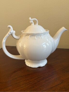 Pepper tree Tables tops porcelain tea pot
